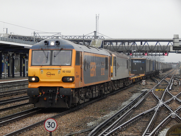 STP 4M90 Calais Eurotunnel Boundary CTRL - Daventry | Ashford Intl | 92032 + 92028