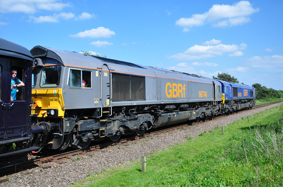 66748 + 66750 on the rear of 1M50 | Sutton Cross
