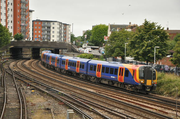 1P34 Portsmouth Harbour - London Waterloo | Fratton | 450106+450086